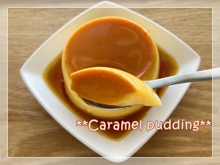 糖尿病でも楽しめるアルロースで作る低糖質カラメルプリンをひとさじ救い上げている。