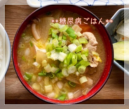 白菜、大根、ニンジン、しめじ、豚肉をふんだんに使った具材たっぷりの糖尿病ごはんの豚汁。