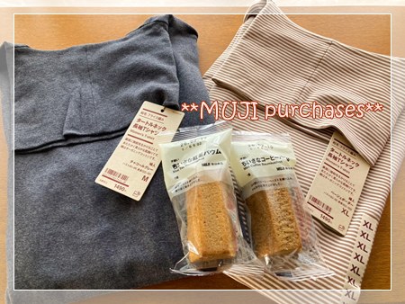 「無印良品で購入した冬用衣類とミニバウム。母と私の購入品を並べた写真。」