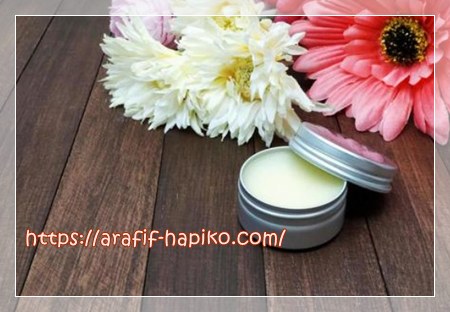 糖尿病の肌ケアに必須の保湿クリームと花。
