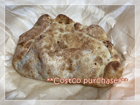 コストコフードコートのテイクアウト品、焼きたてのカルツォーネ。