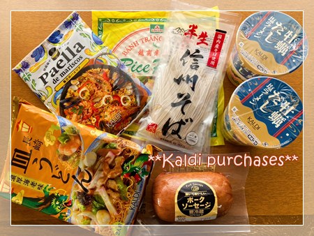 「カルディで購入した麺類や便利食材。母が選んだ信州そばやパエリアの素などの食品。」