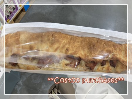 新作パン「ベーコンバトン」の全体像。長い形状で、パン売り場に並んでいた状態。