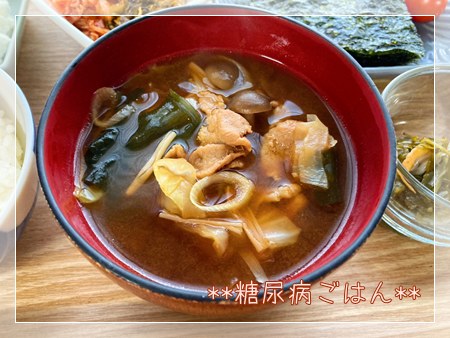 豚小間とキャベツ、きのこ、にんじん入りの具だくさん味噌汁