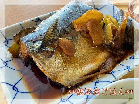 鯖のみそ煮の写真（生姜入りの煮汁と一緒）