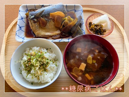 鯖のみそ煮とごはん、味噌汁の和食ランチの写真