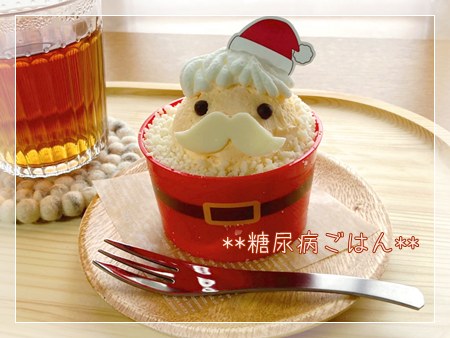 サンタをかたどったカップケーキのアップ ひげと帽子のデコレーションがかわいい