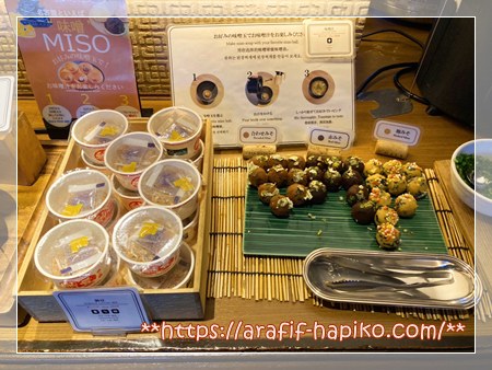 ホテル朝食ビュッフェの料理 納豆やみそ汁のみそ玉、具が並ぶコーナー 