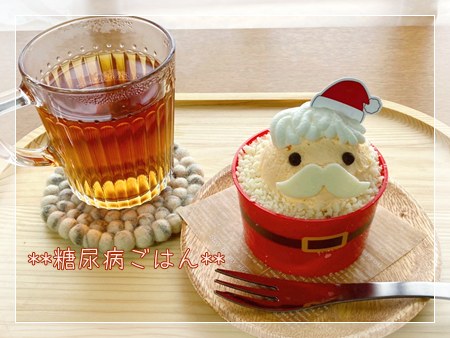 シャトレーゼのサンタカップケーキと紅茶をトレーに置いたおやつ時間