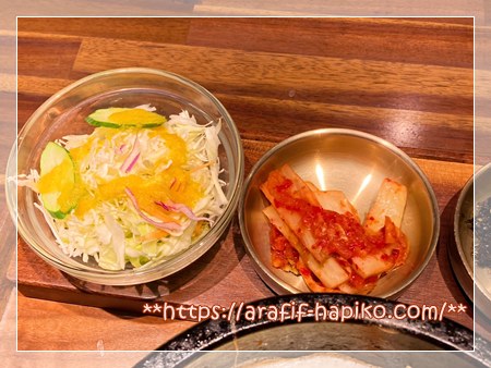 ソウル家 名古屋駅店 韓国定食のおかず 小鉢の盛り合わせ（野菜サラダとキムチ）