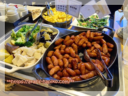 ホテル朝食ビュッフェの料理 温野菜や温かいお惣菜コーナー