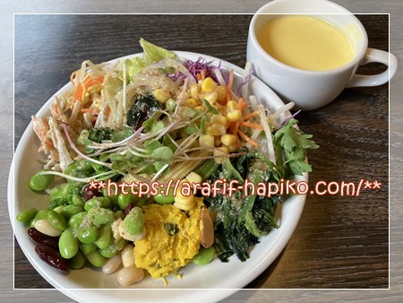 ステーキのあさくまのサラダバー 盛り付け例 野菜と惣菜を取った皿とコーンスープ