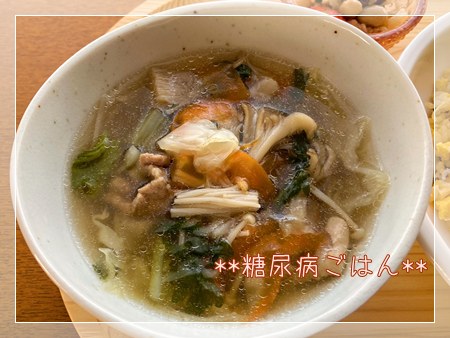 「キャベツや舞茸、豚肉が入った具だくさん野菜スープ」