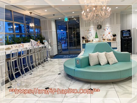 DEL style名古屋納屋橋のロビー エレベーター前のソファと入口側の様子