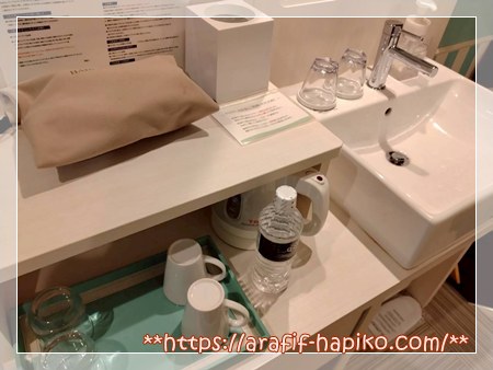 客室の洗面台とデスク一体型カウンター