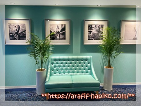 DEL style名古屋納屋橋の客室フロア パステルブルーの廊下とソファ