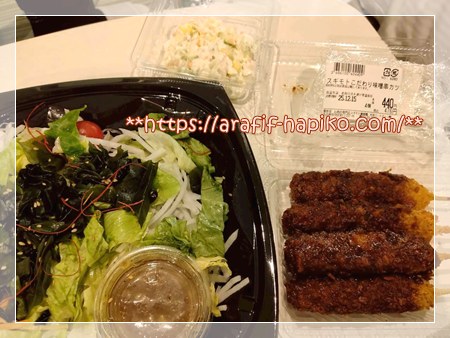 名古屋1泊目のホテルで食べた夜ごはん ドンキ惣菜のサラダと味噌串カツ