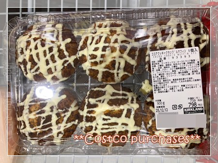コストコのココアクッキークランブルマフィン6個入りパック（価格・成分ラベル付き）。