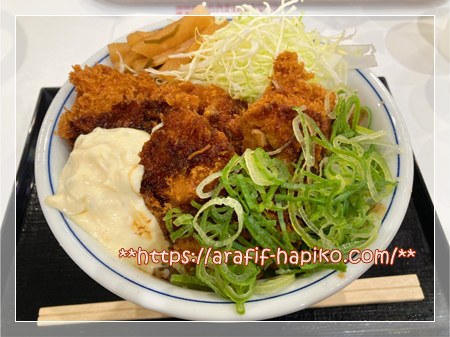 かつやのタルタルチキンカツのランチセットの写真