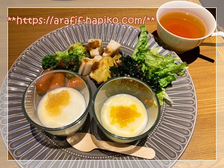 ホテル朝食ビュッフェで選んだ朝ごはん 温野菜とヨーグルト、紅茶