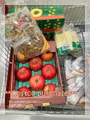 りんご8個入りケースと舞茸や定塩銀鮭など糖尿病ごはん用食材を入れたコストコのカート。