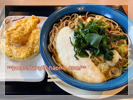 山菜とろろそば（わかめトッピング）の外食ランチ 10割そばとかぼちゃ天、とり天を添えたセット。