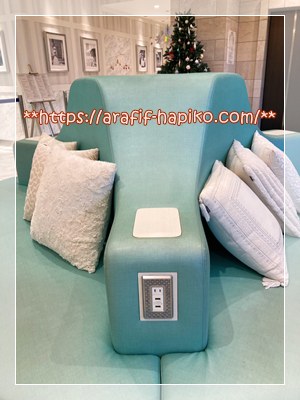 ホテルのロビーにあるソファ席 コンセント付きで便利