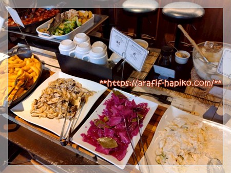 ホテル朝食ビュッフェの料理 サラダのコーナー