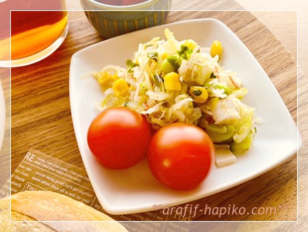 常備菜のコールスローにミニトマトを２個添えた小皿