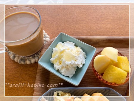 水切りヨーグルトとパイナップル りんご ソイラテの朝食セット