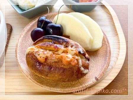 明太マヨをのせて焼いたメニセーズプチパン 焦げた状態