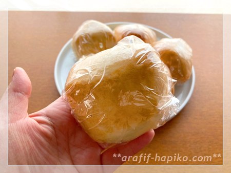 保存用にマスカルポーネロールをラップした状態