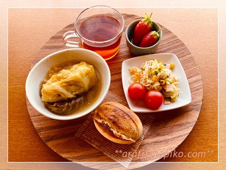ロールキャベツのスープとメニセーズプチパン、コールスローとミニトマト、紅茶といちごのワンプレートランチ