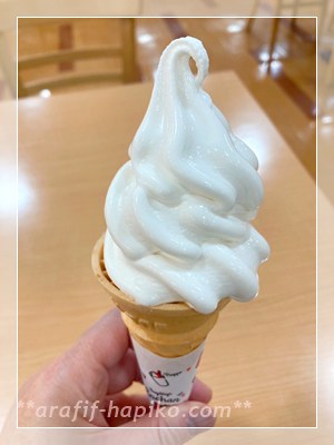 スガキヤのミニソフトクリームを手に持った写真