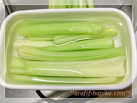 セロリを冷たい水に浸して保存容器に入れた状態