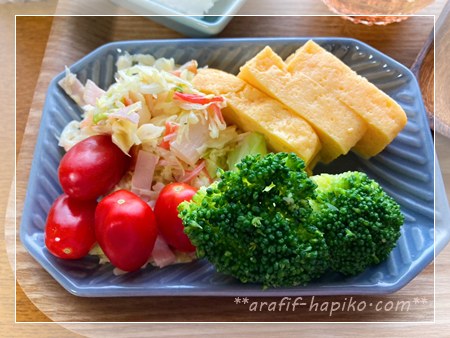 コールスローとブロッコリー ミニトマト 卵焼きの副菜プレート