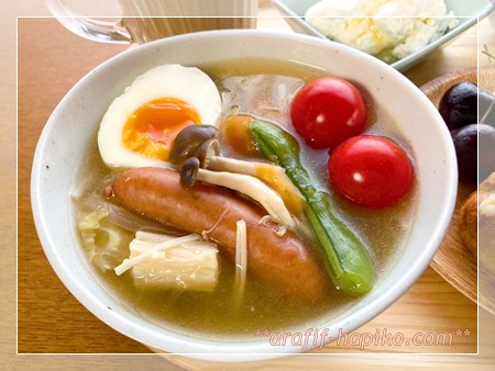残り物の野菜スープにウインナーとゆでたまごとミニトマトを入れた状態
