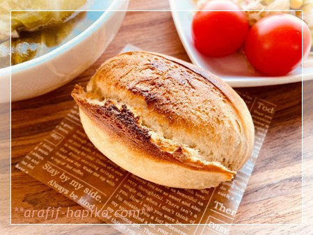 焼いたメニセーズプチパンの表面の焼き色と割れ目アップ