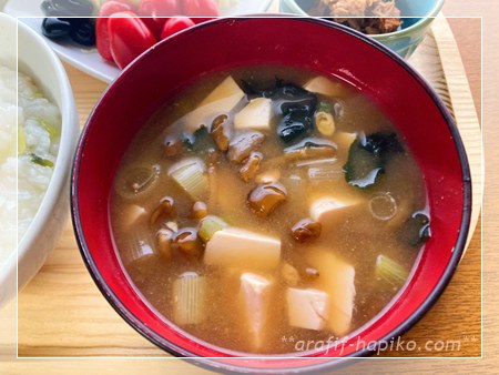 豆腐とわかめ、なめことネギが入った味噌汁