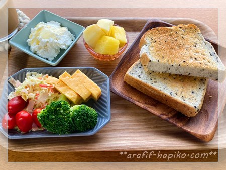 本間製パンのゴマ食パンとコールスロー 卵焼きの朝食プレート