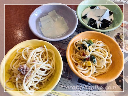 ブロンコビリーで食後に取った小鉢とパスタ(サラダバーの一部)