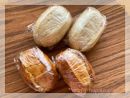 メニセーズプチパンをラップして保存する様子