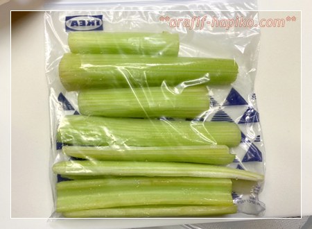 セロリを保存袋に入れて野菜室で立てて保存