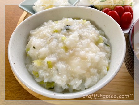 もち麦ごはんで作った餅と大根と大根の葉入りの七草粥ふう
