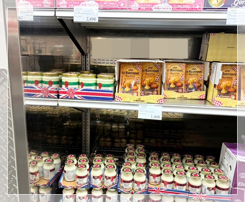 コストコ店内のクロテッドクリーム プレーンとチェリーリキュールの陳列写真