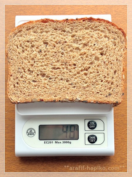 カークランド 21穀オーガニック食パン 1枚48gをキッチンスケールで計量した写真