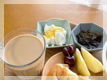 朝食セットに添えたモズク酢、水切りヨーグルト、ソイラテとフルーツ