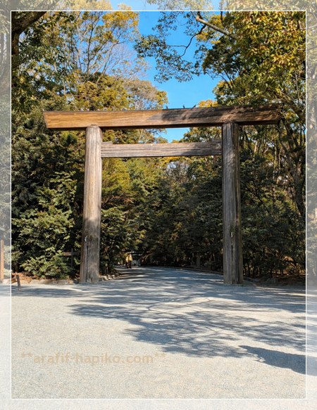 熱田神宮の正門大鳥居 立春の初詣で参道へ入る前の写真