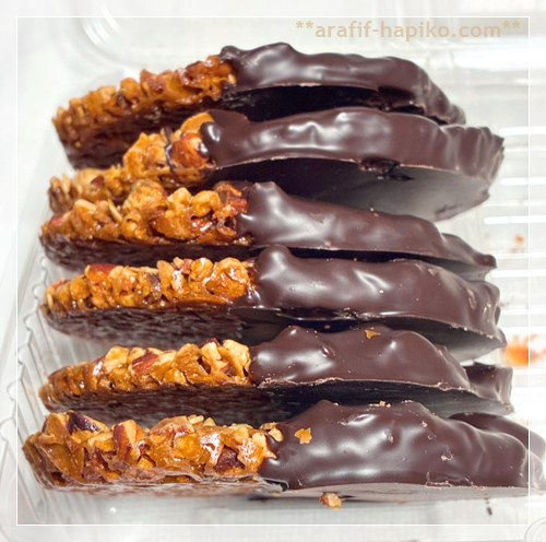 コストコのフロランタンを横から撮影 チョコがけと厚みがわかる写真