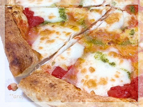 ロピアのマルゲリータピザ カット2枚のアップ写真